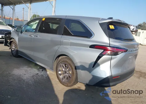 2021 Toyota Sienna Le z USA, uszkodzony, nr VIN 5TDKRKECXMS042563